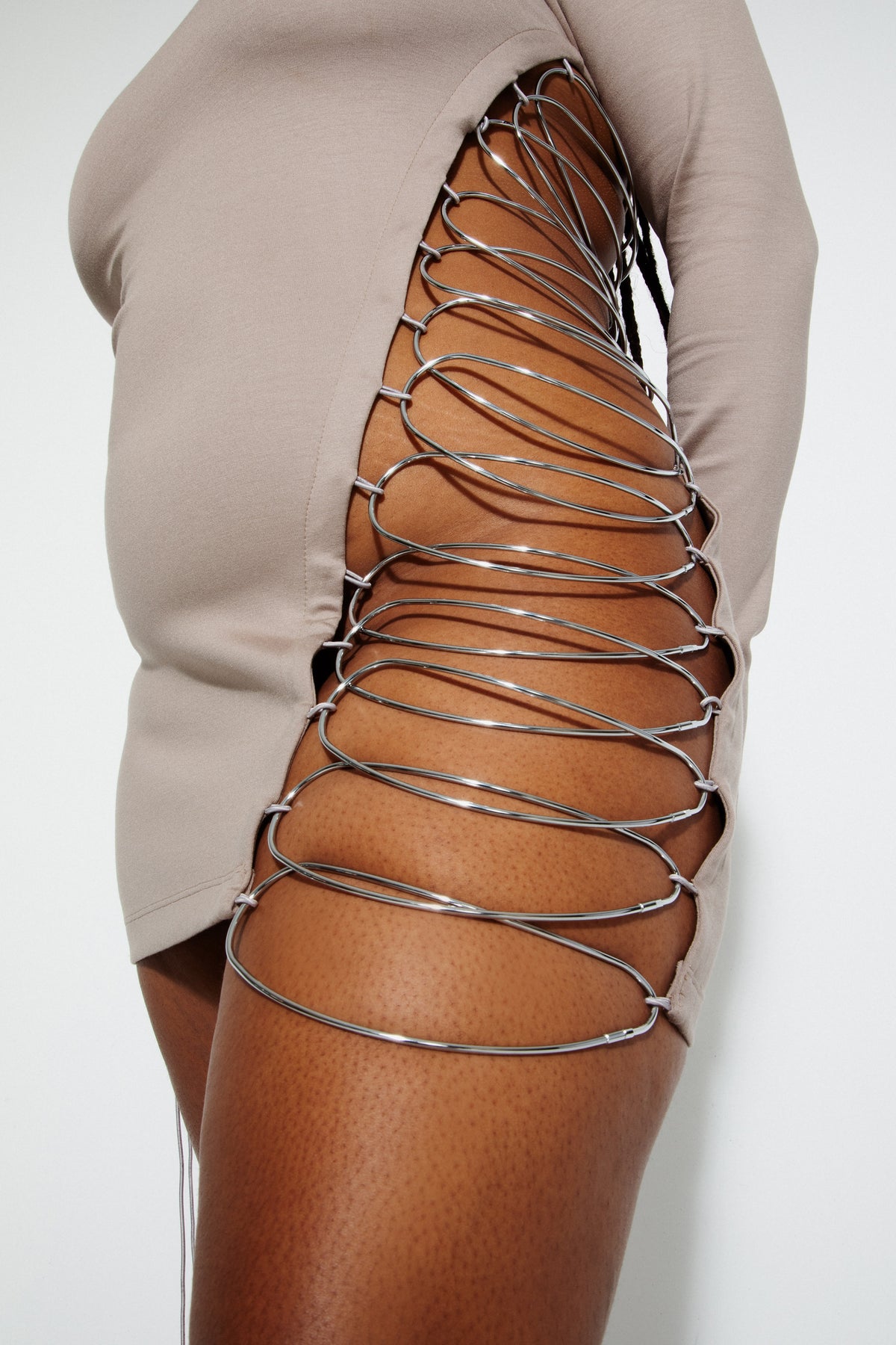 Detalhe lateral da Blusa Metal Meia Moldura Karoline Vitto