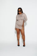 Modelo usando Blusa Metal Meia Moldura Karoline Vitt