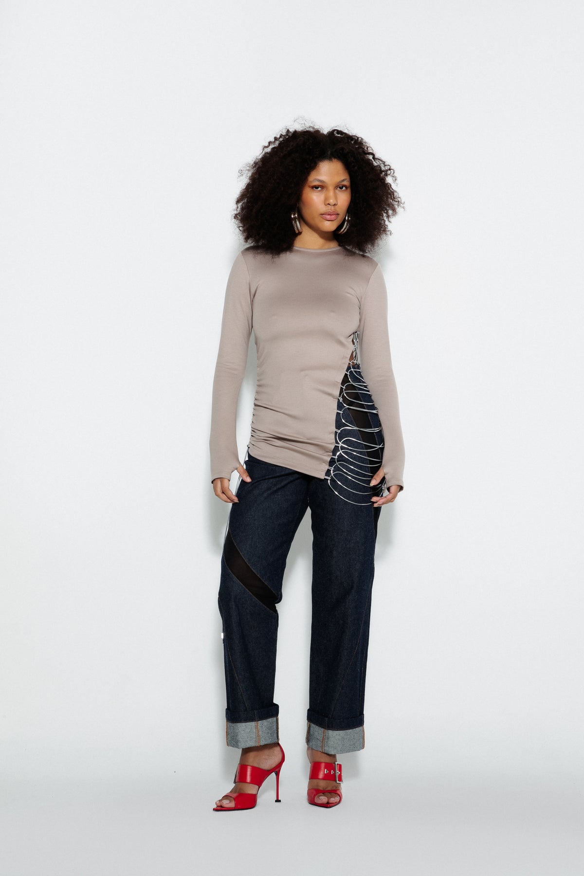 Modelo usando Blusa Metal Meia Moldura Karoline Vitto