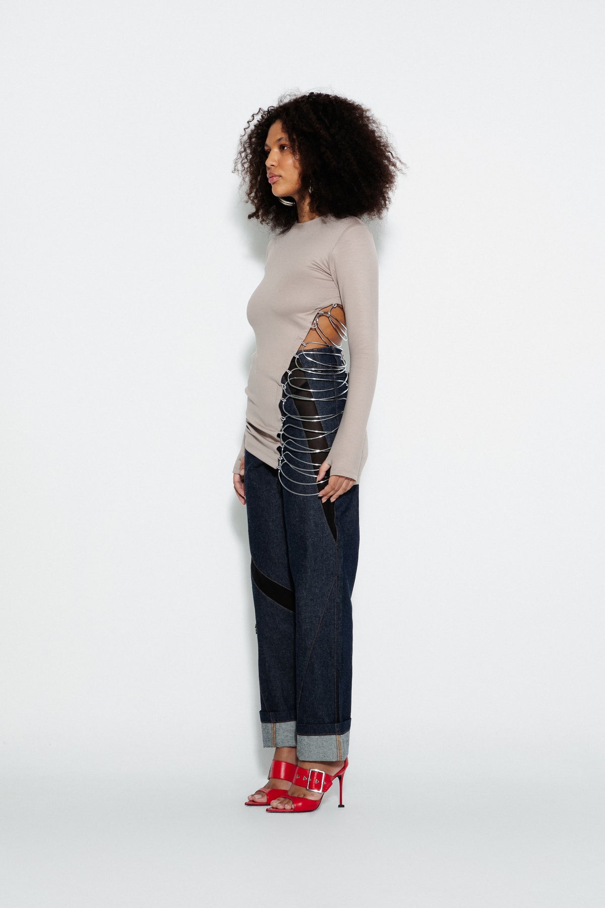 Modelo usando Blusa Metal Meia Moldura Karoline Vitto