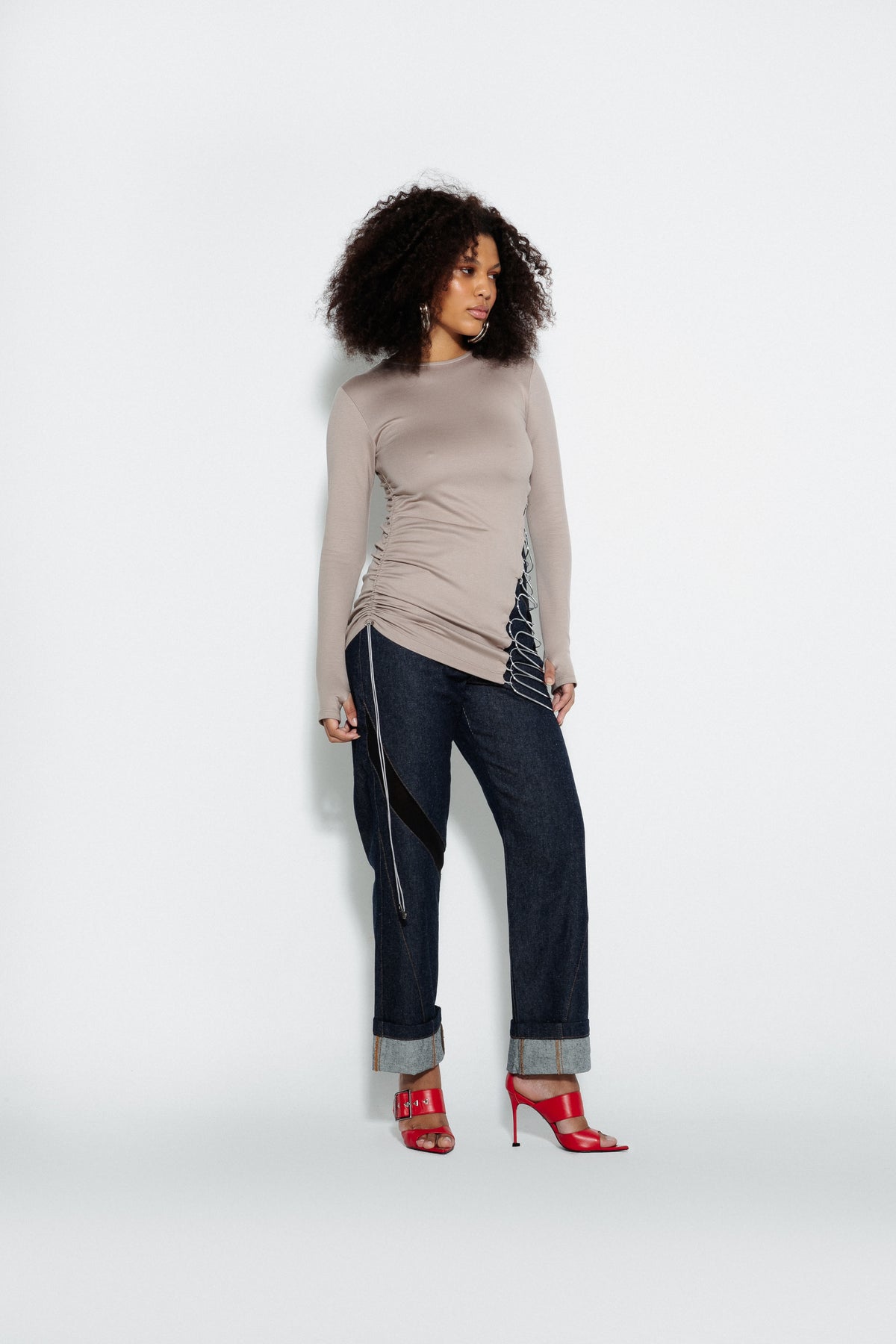 Modelo usando Blusa Metal Meia Moldura Karoline Vitto