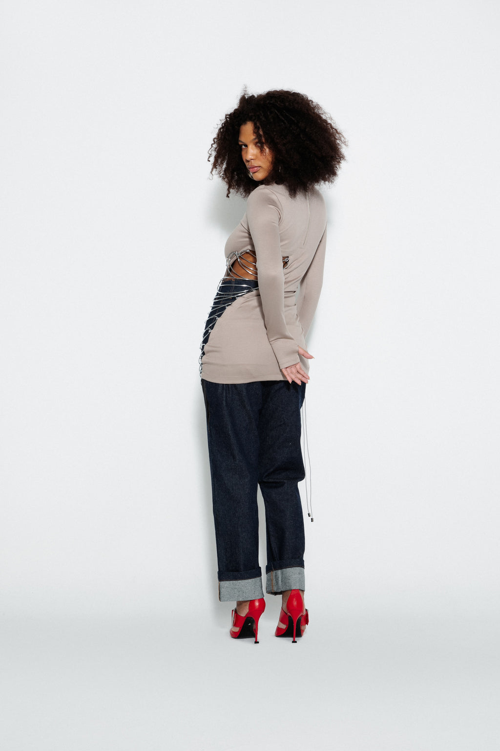 Modelo usando Blusa Metal Meia Moldura Karoline Vitto