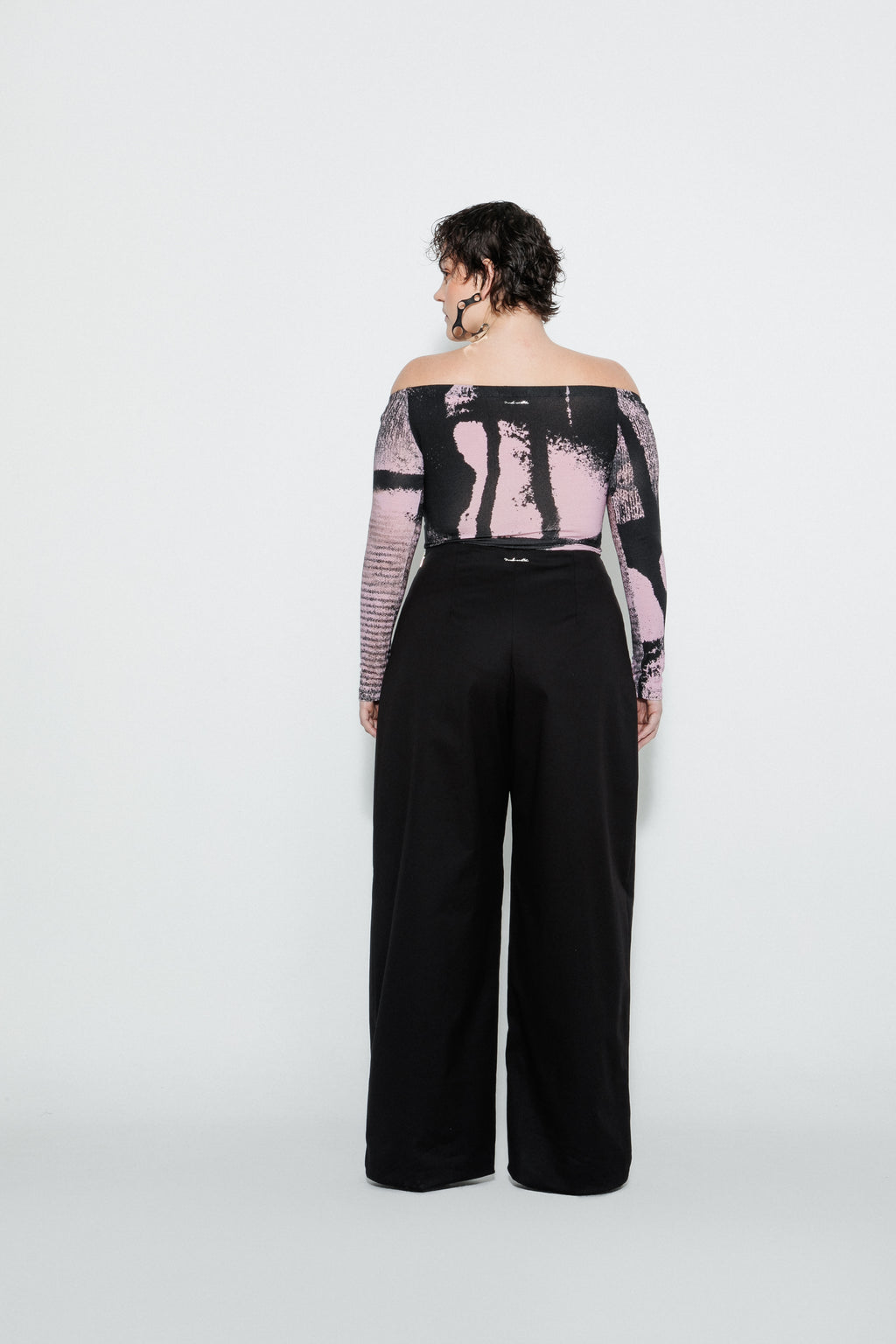 Modelo usando Blusa Ombro a Ombro Estampada Blur Karoline Vitto, vista traseira
