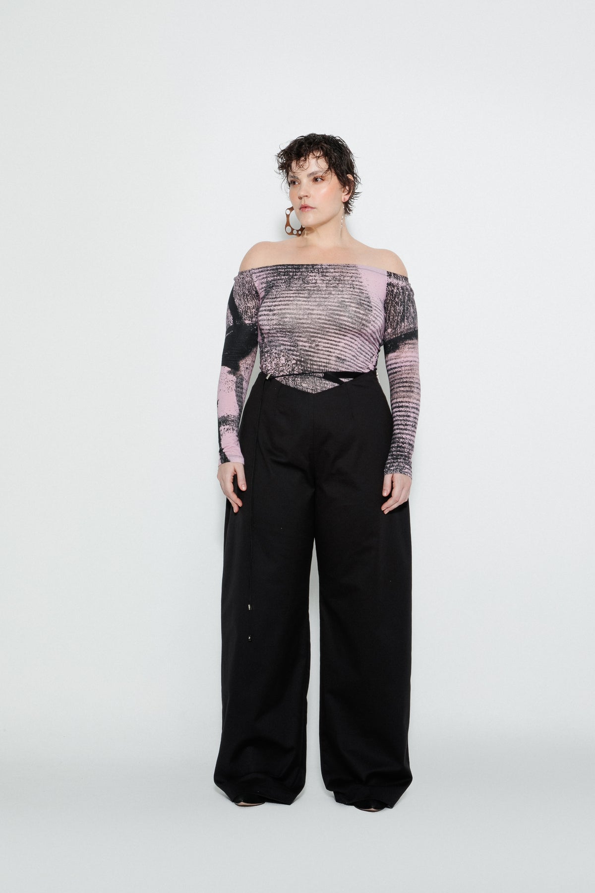 Modelo usando Blusa Ombro a Ombro Estampada Blur Karoline Vitto