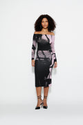 Modelo usando Blusa Ombro a Ombro Estampada Blur e Saia Midi Estampada Blur Karoline Vitto