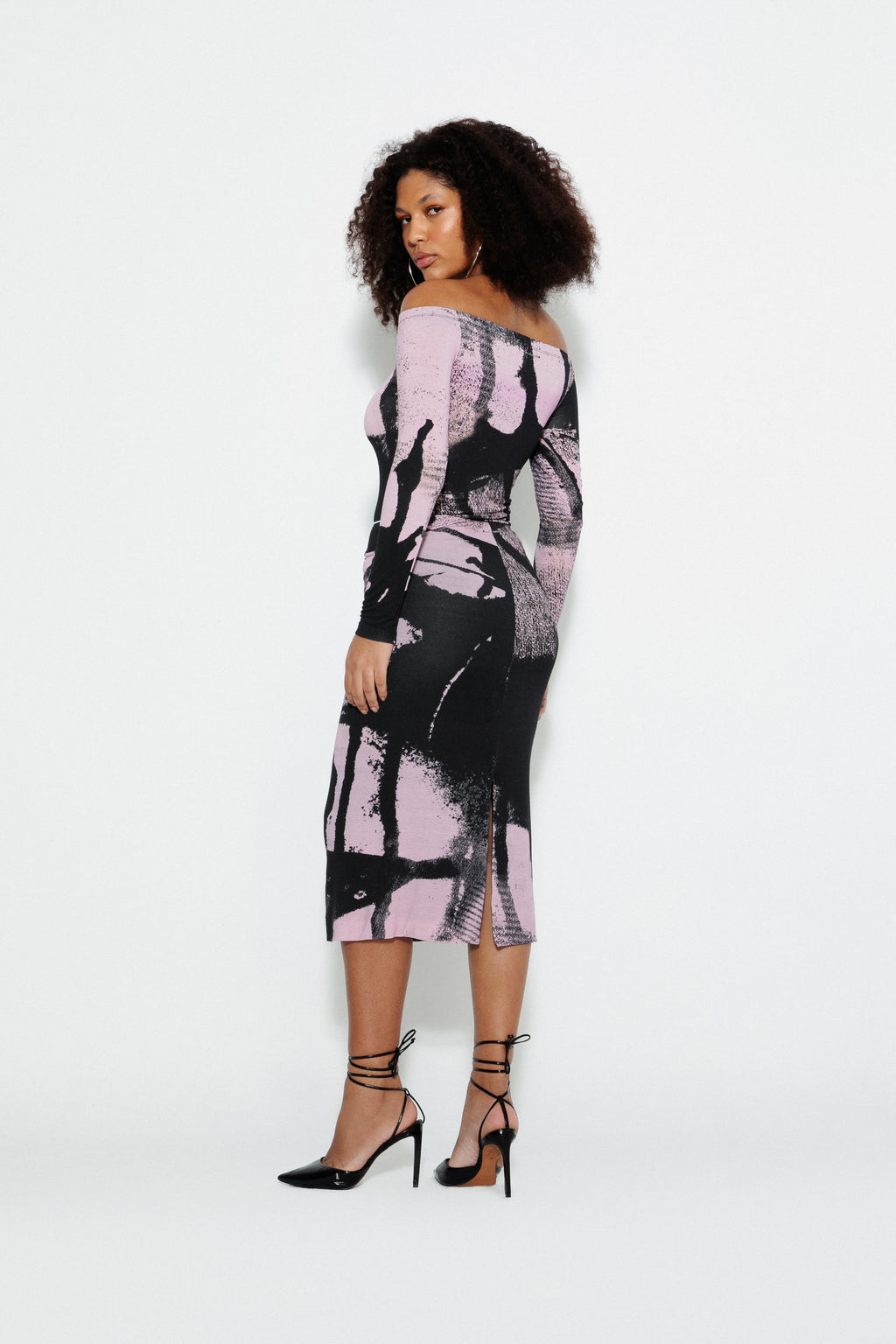 Modelo usando Blusa Ombro a Ombro Estampada Blur e Saia Midi Estampada Blur Karoline Vitto, vista lateral