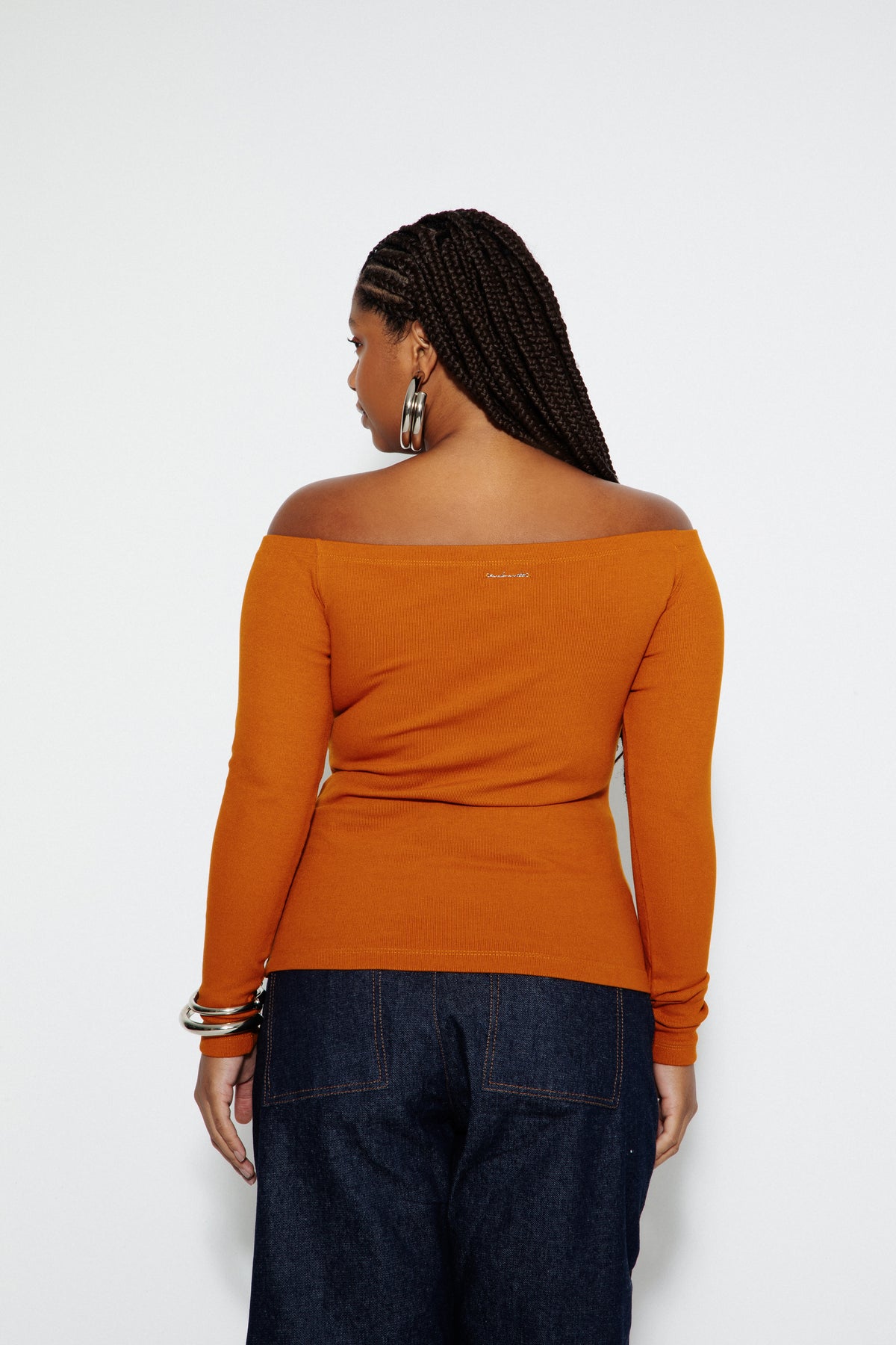Modelo usando Blusa Ombro a Ombro Mostarda Karoline Vitto, vista traseira