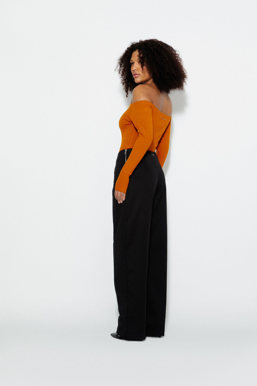 Modelo usando Blusa Ombro a Ombro Mostarda Karoline Vitto, vista lateral