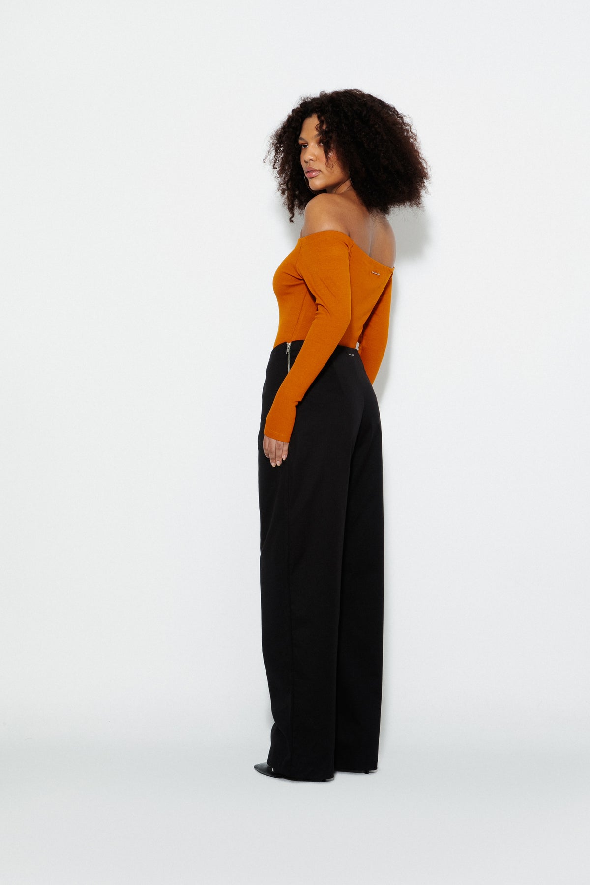Modelo usando Blusa Ombro a Ombro Mostarda Karoline Vitto, vista lateral