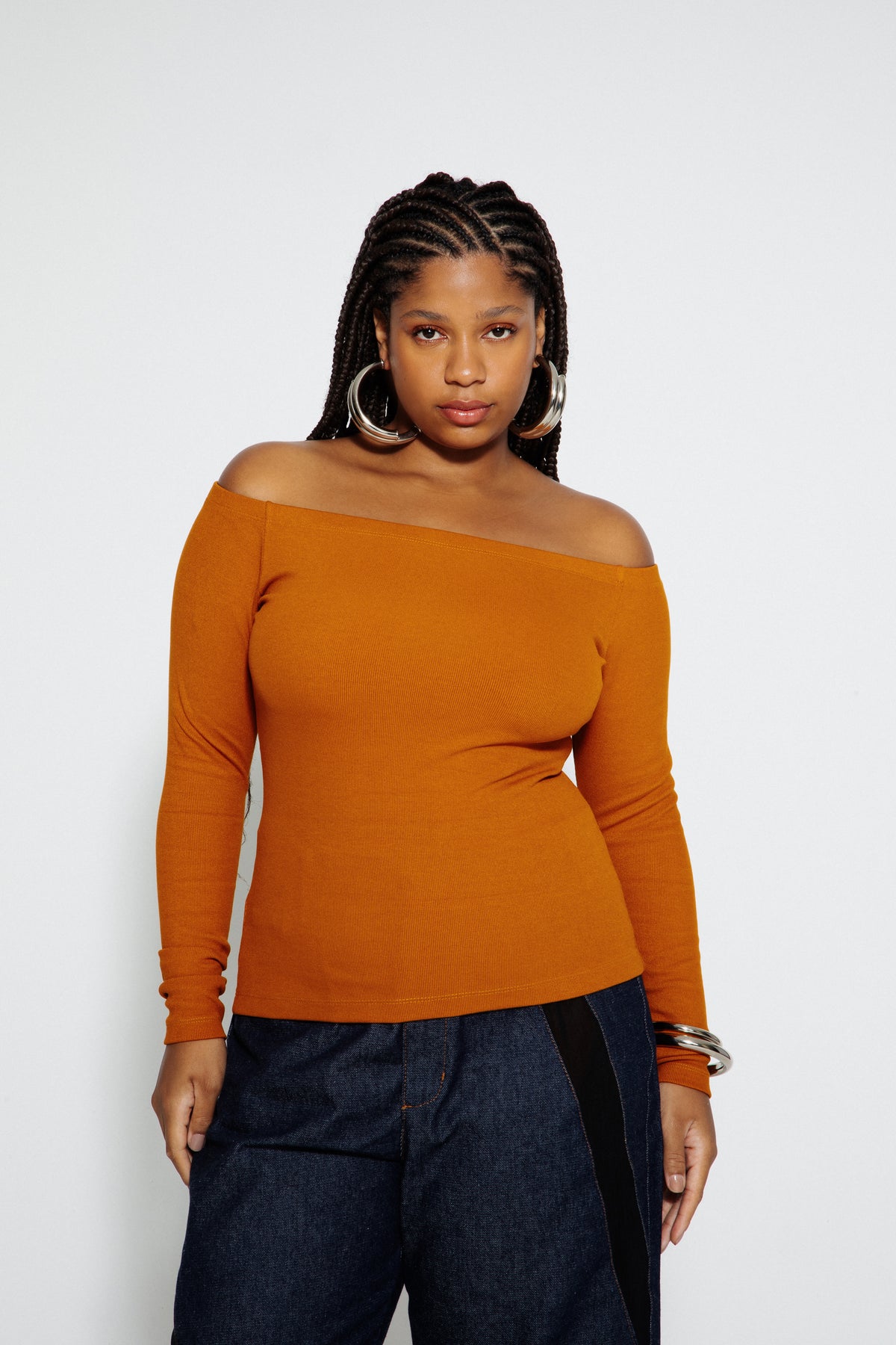 Modelo usando Blusa Ombro a Ombro Mostarda Karoline Vitto, vista frontal