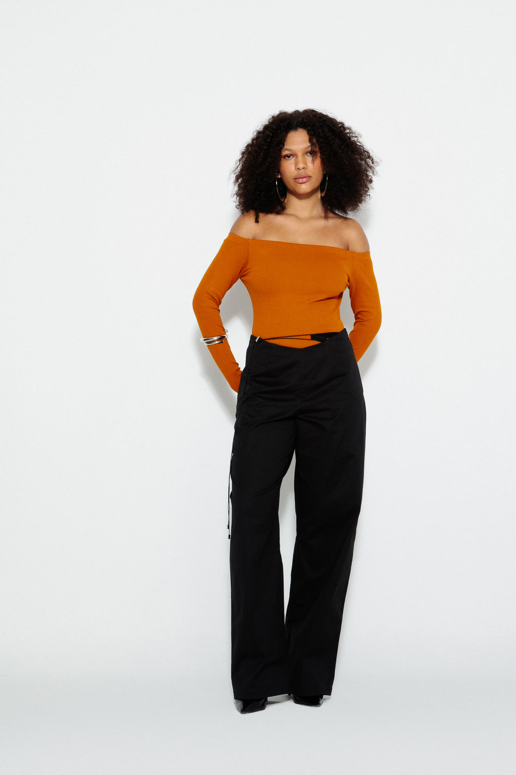 Modelo usando Blusa Ombro a Ombro Mostarda Karoline Vitto