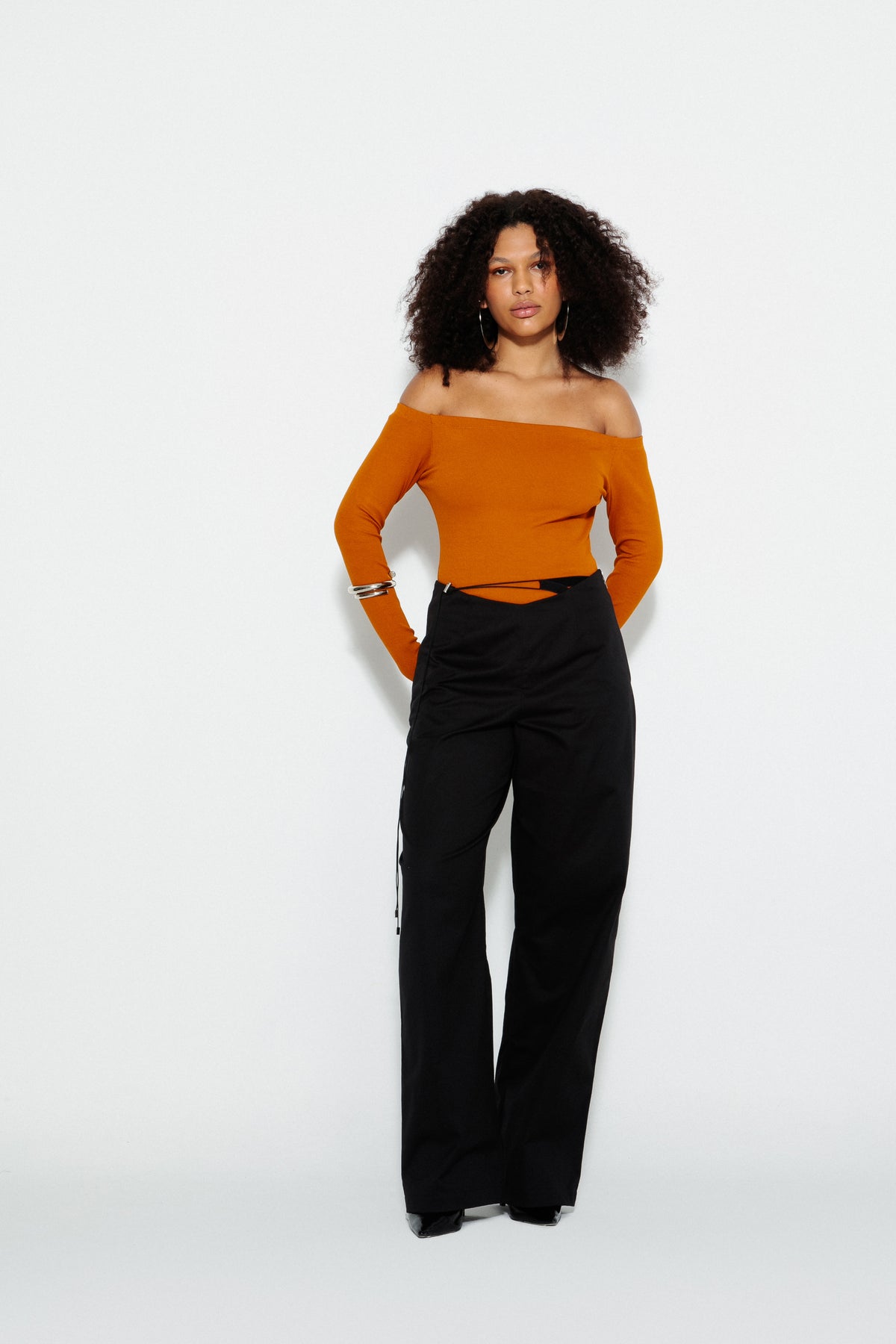 Modelo usando Blusa Ombro a Ombro Mostarda Karoline Vitto