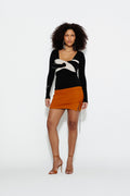 Modelo usando Blusa Transpasse Meia-Lua Karoline Vitto