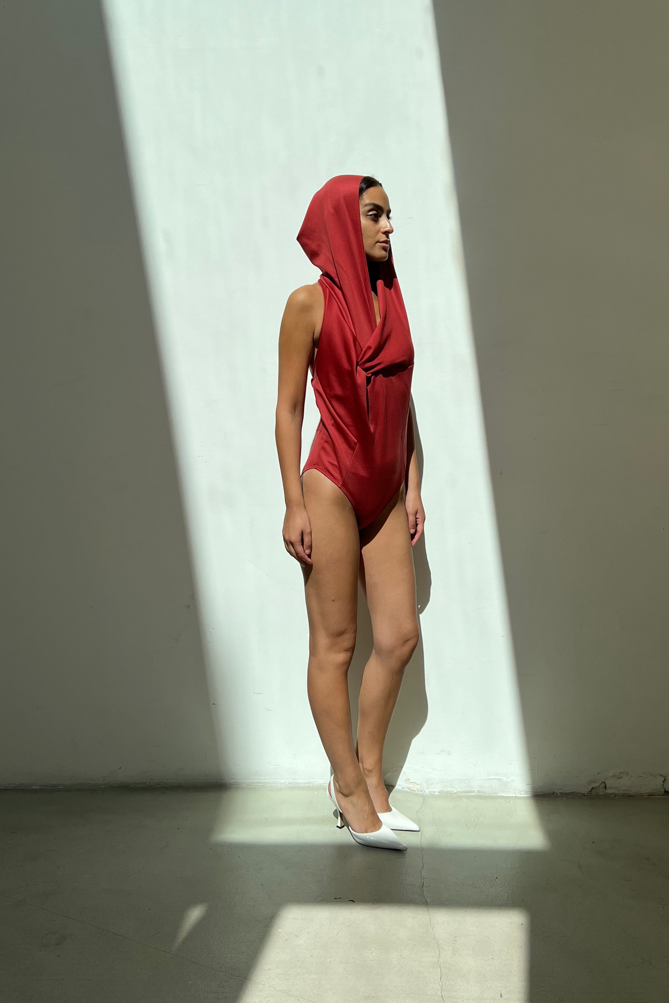 Modelo usando Body Capuz Drapeado Vermelho Karoline Vitto
