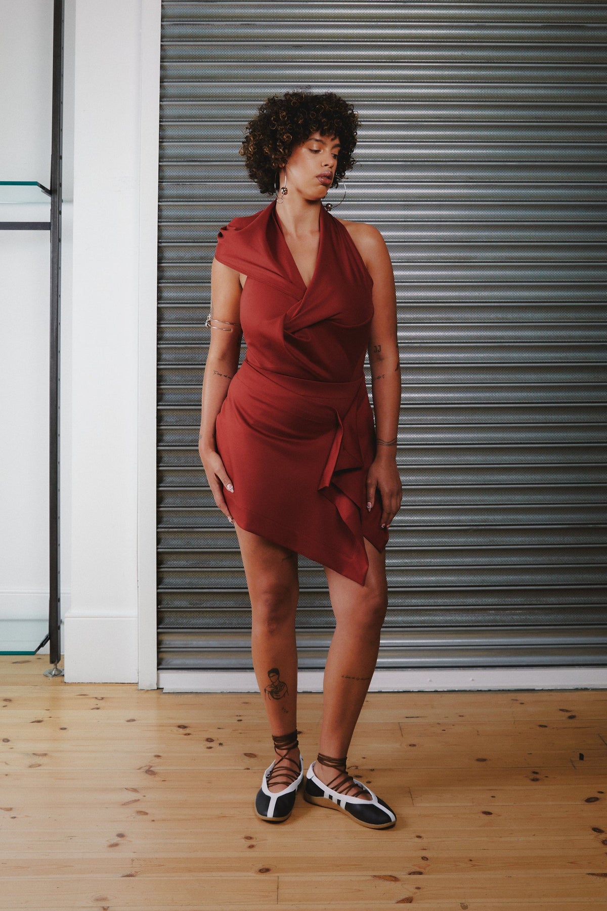 Modelo usando Body Capuz Drapeado Vermelho Karoline Vitto