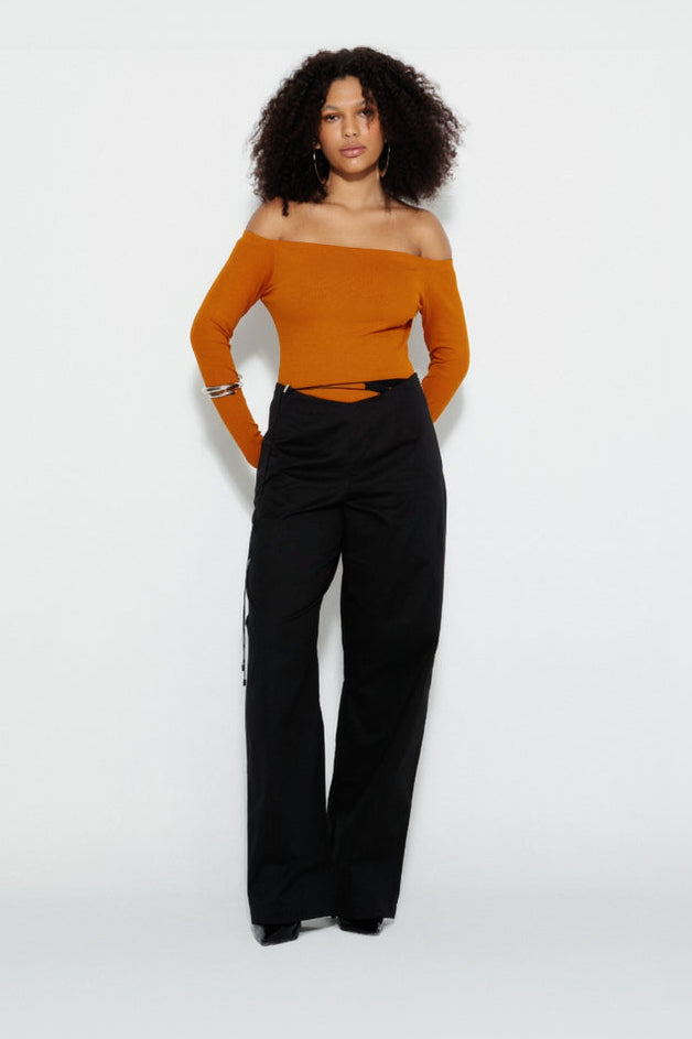 Modelo usando Calça Belly Button Karoline Vitto