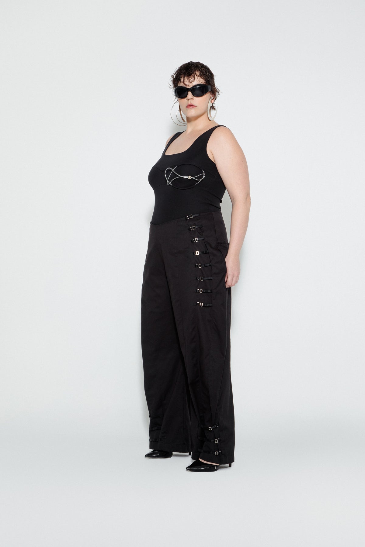 Modelo usando Calça Boyfriend Alças Preta Karoline Vitto