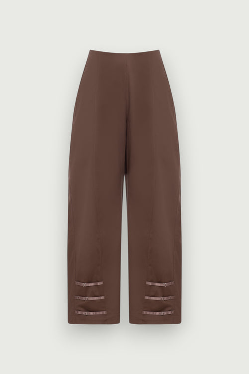 Calça Boyfriend Alças Marrom Karoline Vitto, vista frontal