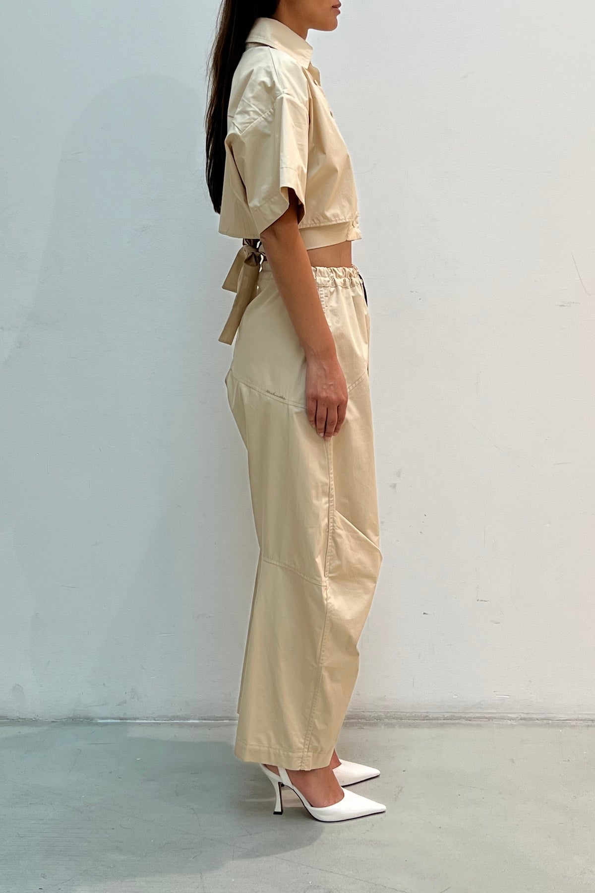 Modelo usando Calça Cargo Elástico Duplo Bege Karoline Vitto, vista lateral