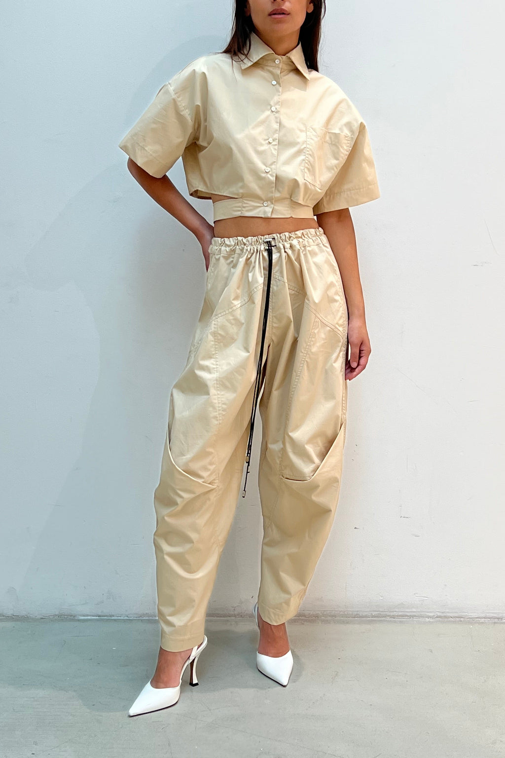 Modelo usando Calça Cargo Elástico Duplo Bege Karoline Vitto, vista frontal
