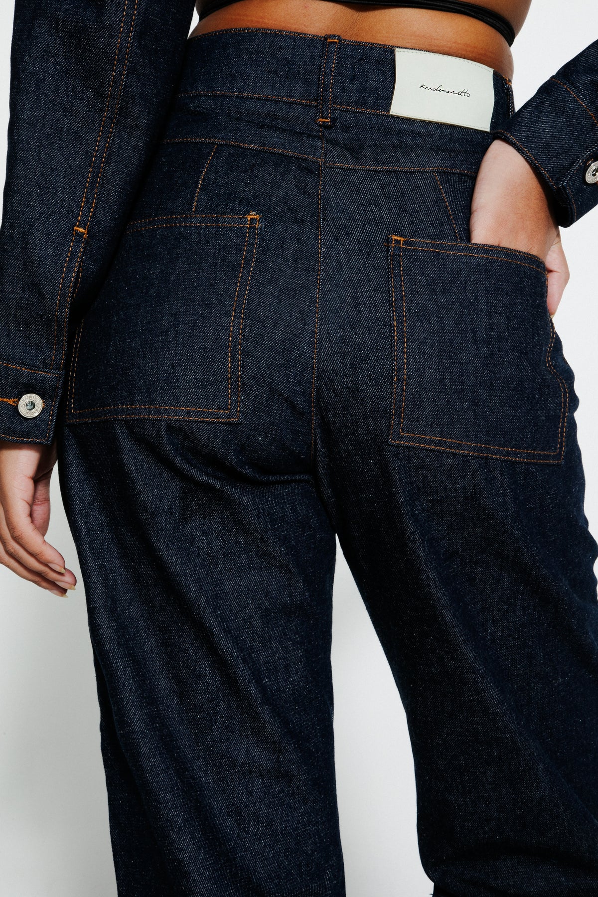 Detalhe traseiro da Calça Jeans Recortes Karoline Vitto