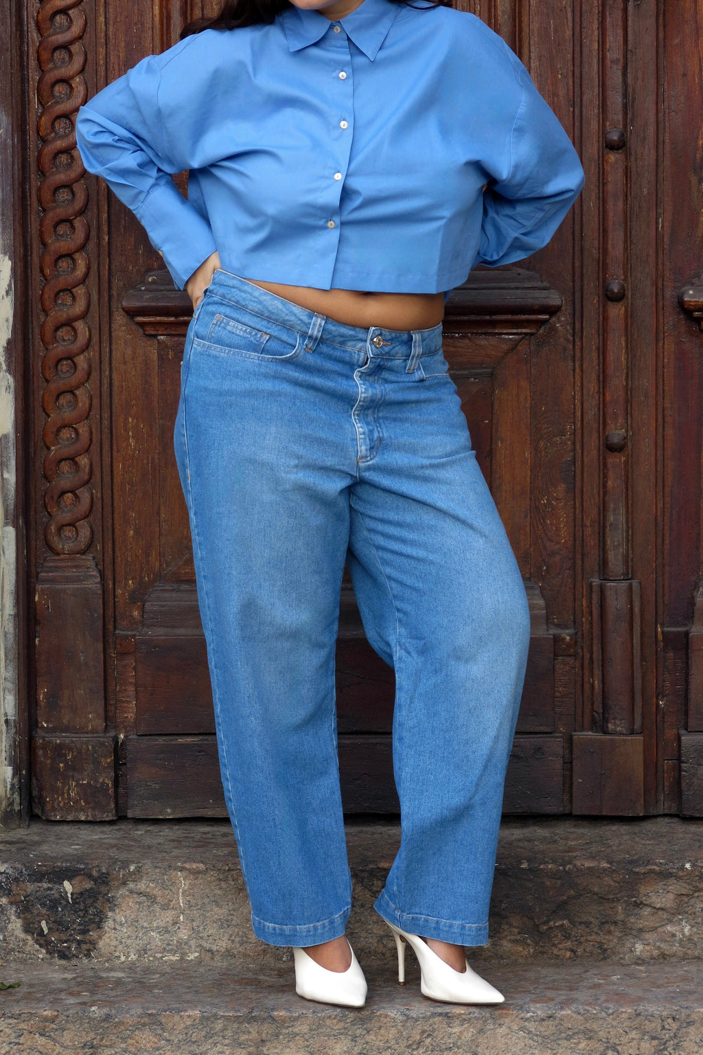 Modelo usando Calça Jeans Reta Cropped Karoline Vitto com camisa azul