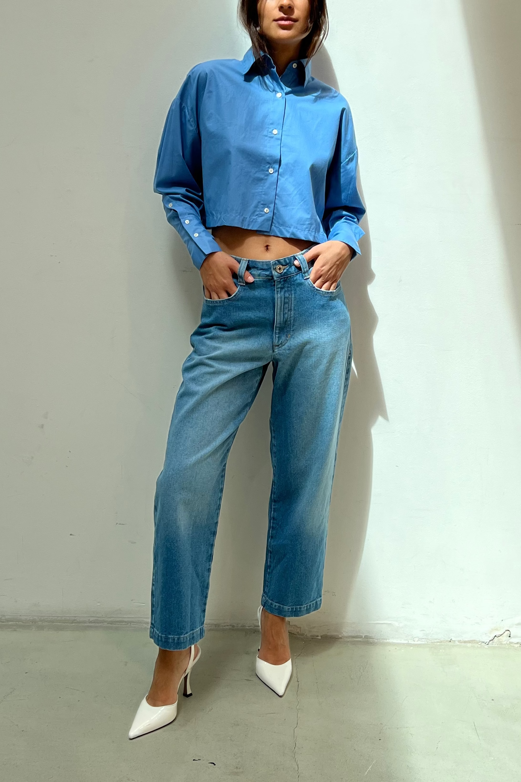 Modelo usando Calça Jeans Reta Cropped Karoline Vitto, vista frontal