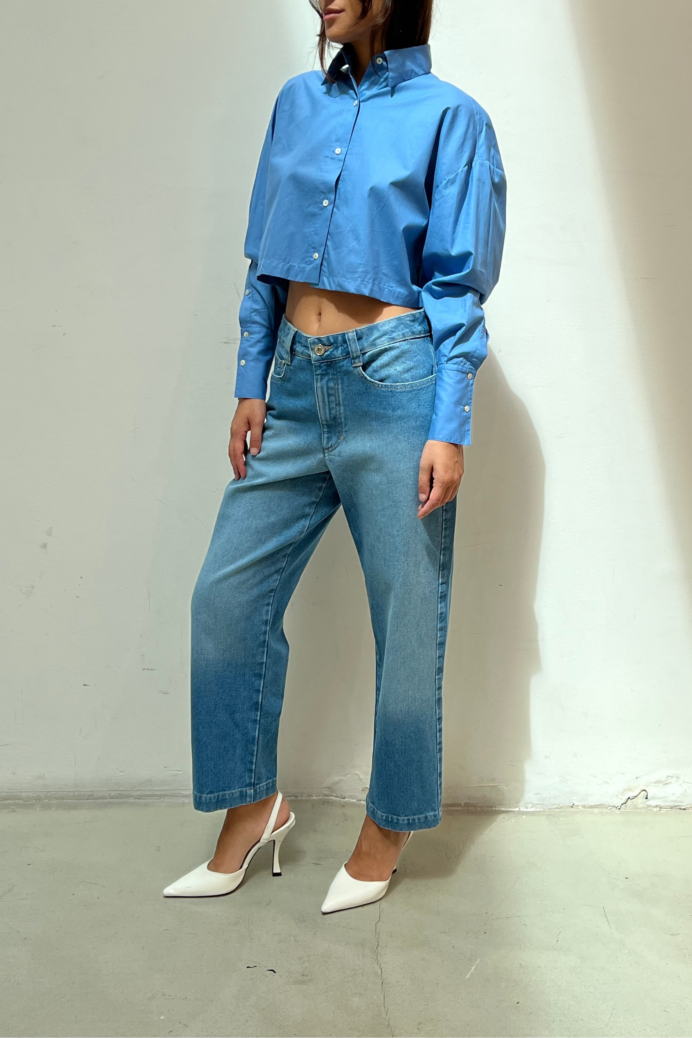 Modelo usando Calça Jeans Reta Cropped Karoline Vitto, vista três quartos