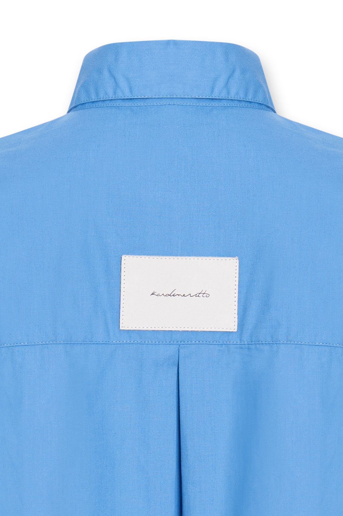 Detalhe da etiqueta nas costas da Camisa Cropped Manga Longa Azul Karoline Vitto
