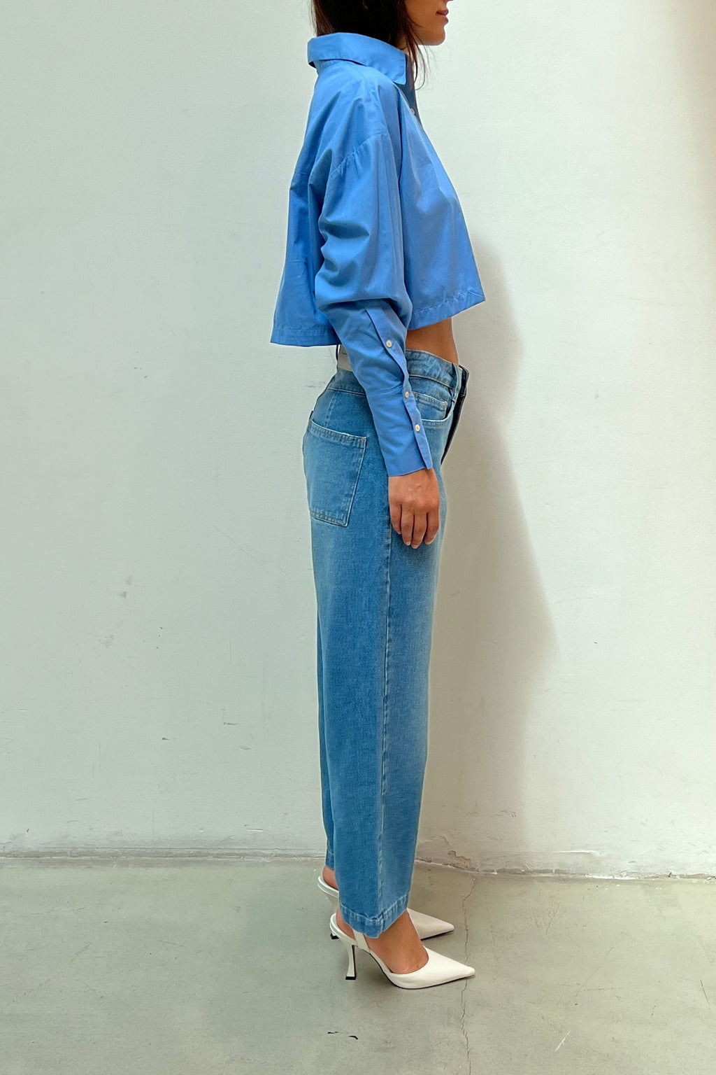 Modelo usando Camisa Cropped Manga Longa Azul Karoline Vitto, vista lateral