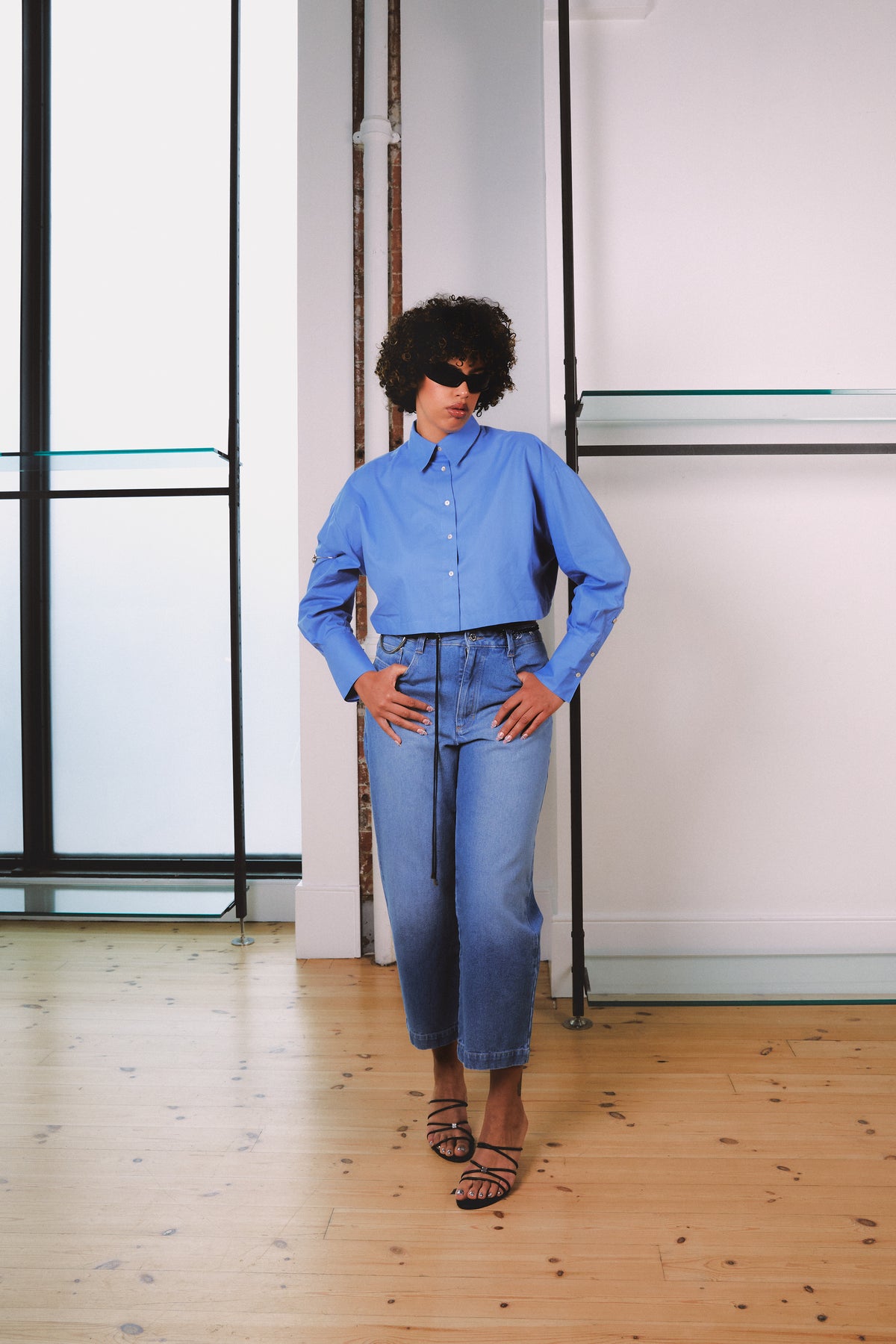 Modelo usando Camisa Cropped Manga Longa Azul Karoline Vitto