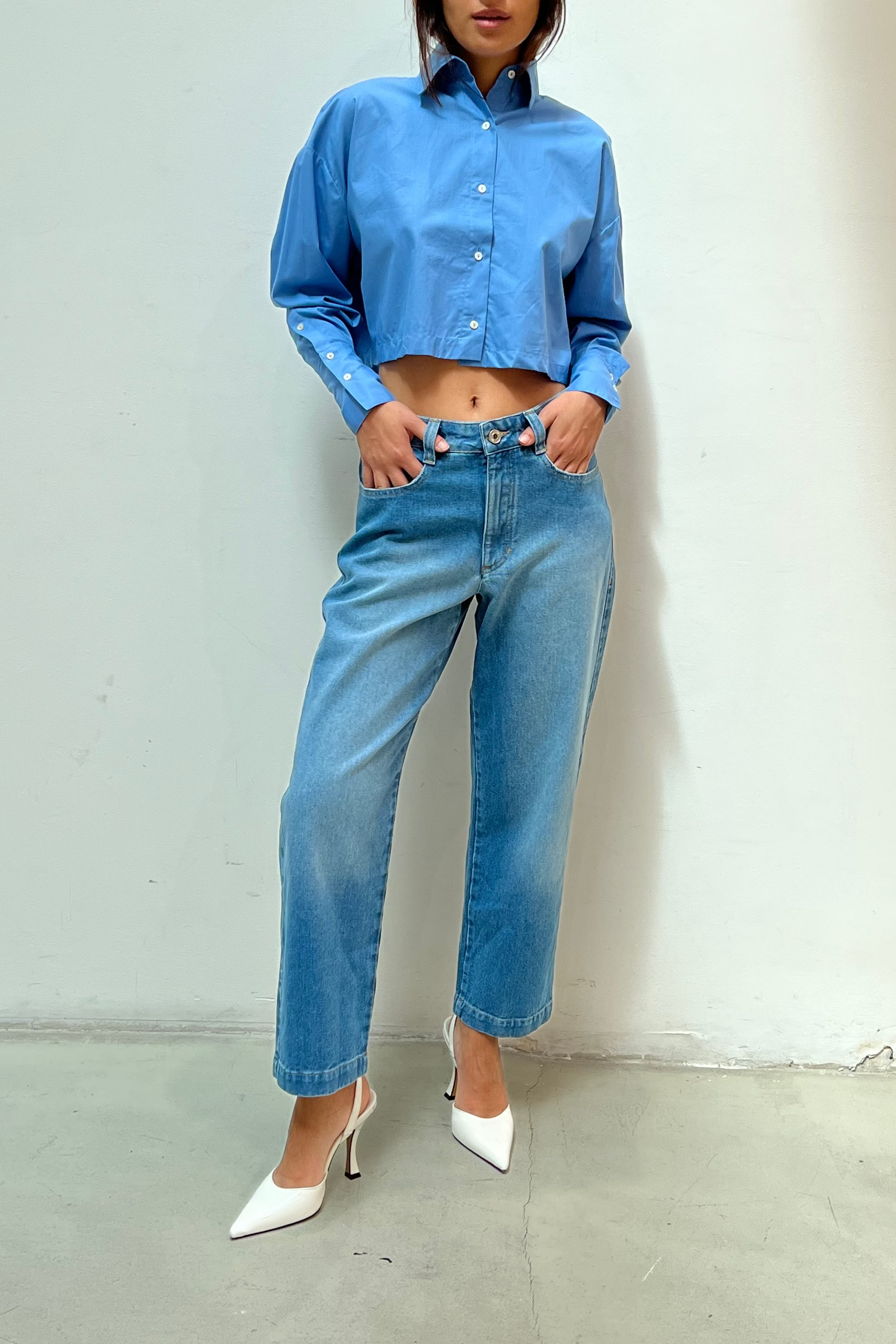 Modelo usando Camisa Cropped Manga Longa Azul Karoline Vitto, vista frontal