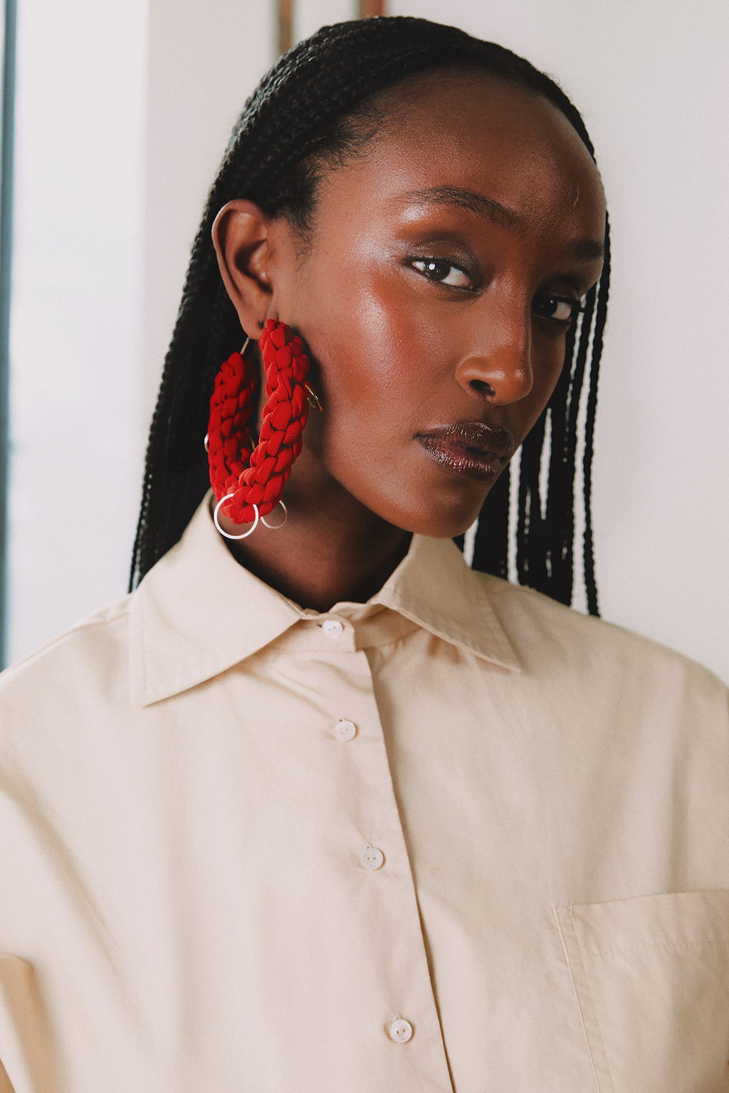 Detalhe da Camisa Cropped Transpasse Bege Karoline Vitto