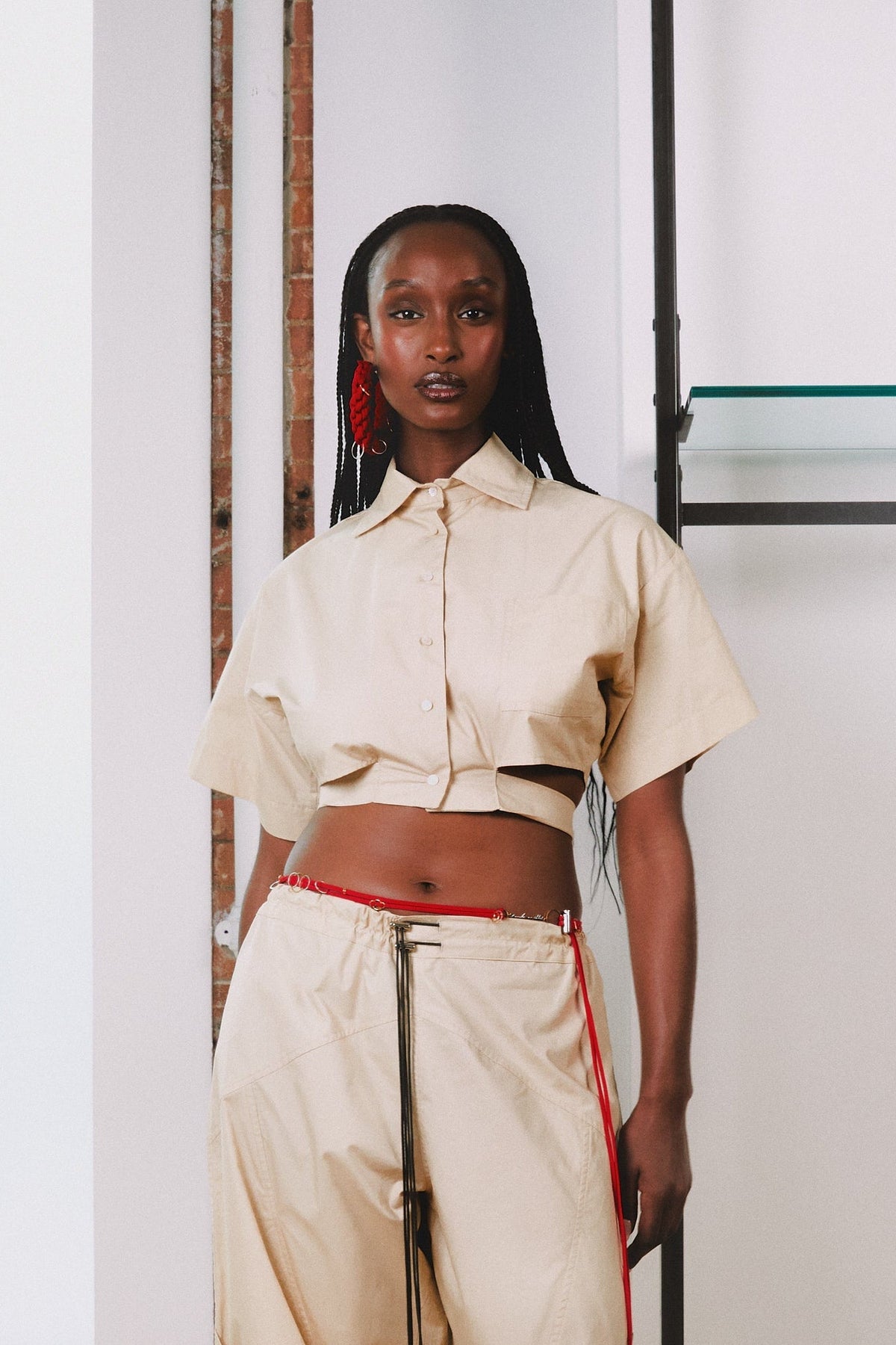 Modelo usando Camisa Cropped Transpasse Bege Karoline Vitto