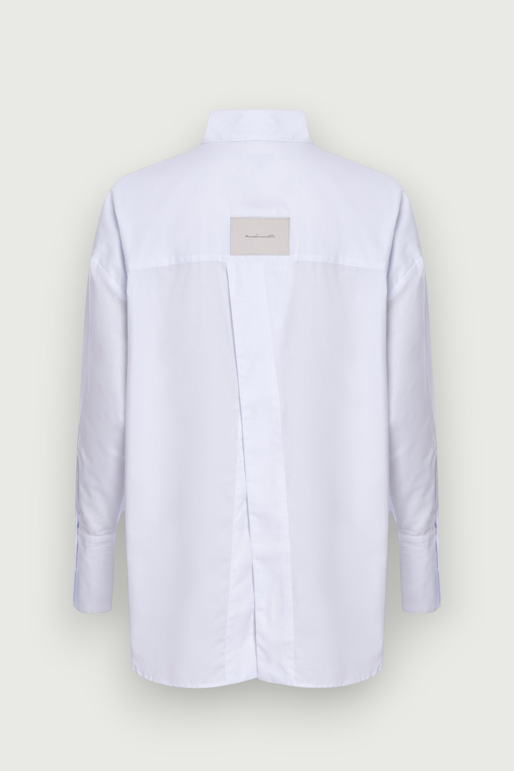Camisa Oversized Split Costas Branca Karoline Vitto, vista traseira