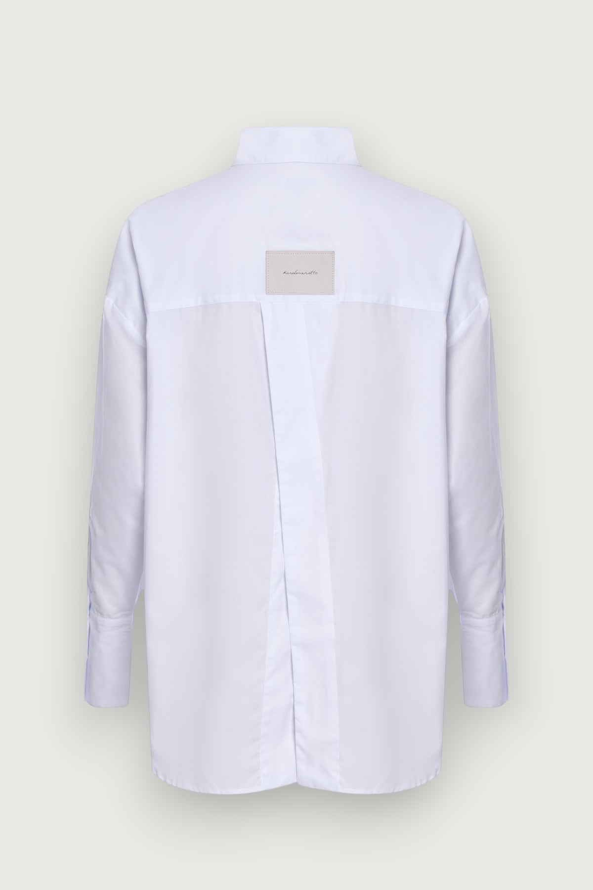 Camisa Oversized Split Costas Branca Karoline Vitto, vista traseira