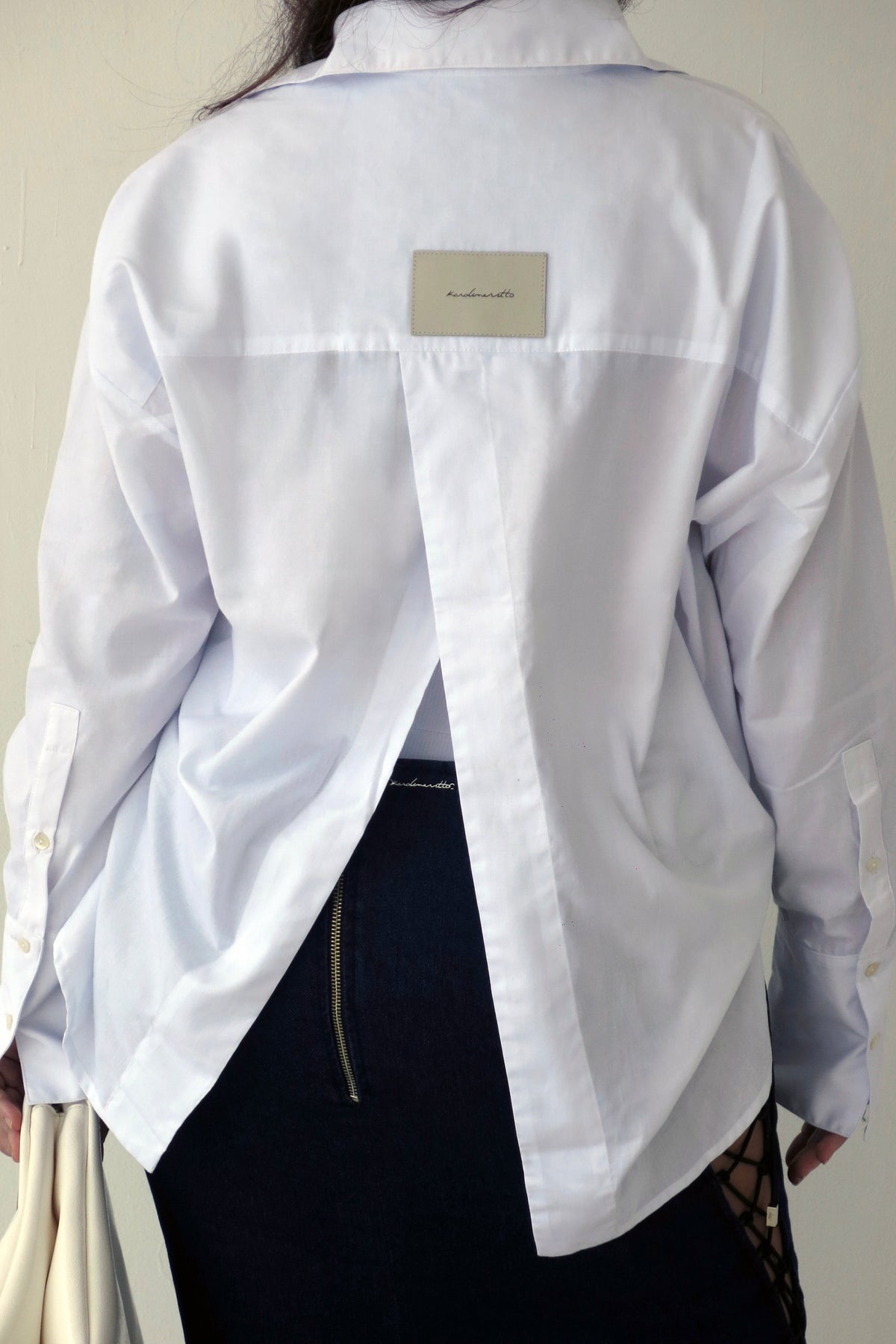 Detalhe da abertura nas costas da Camisa Oversized Split Costas Branca Karoline Vitto