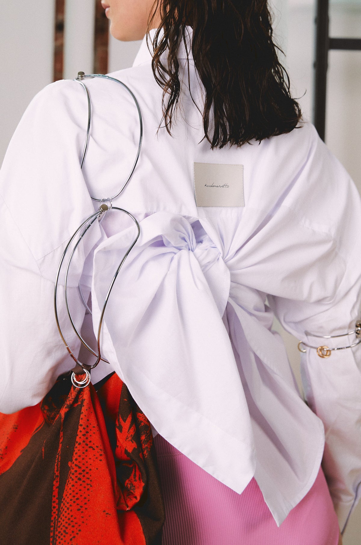 Detalhe das costas com laço da Camisa Oversized Split Costas Branca Karoline Vitto