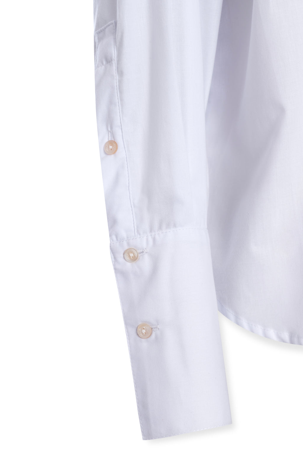 Detalhe do punho da Camisa Oversized Split Costas Branca Karoline Vitto
