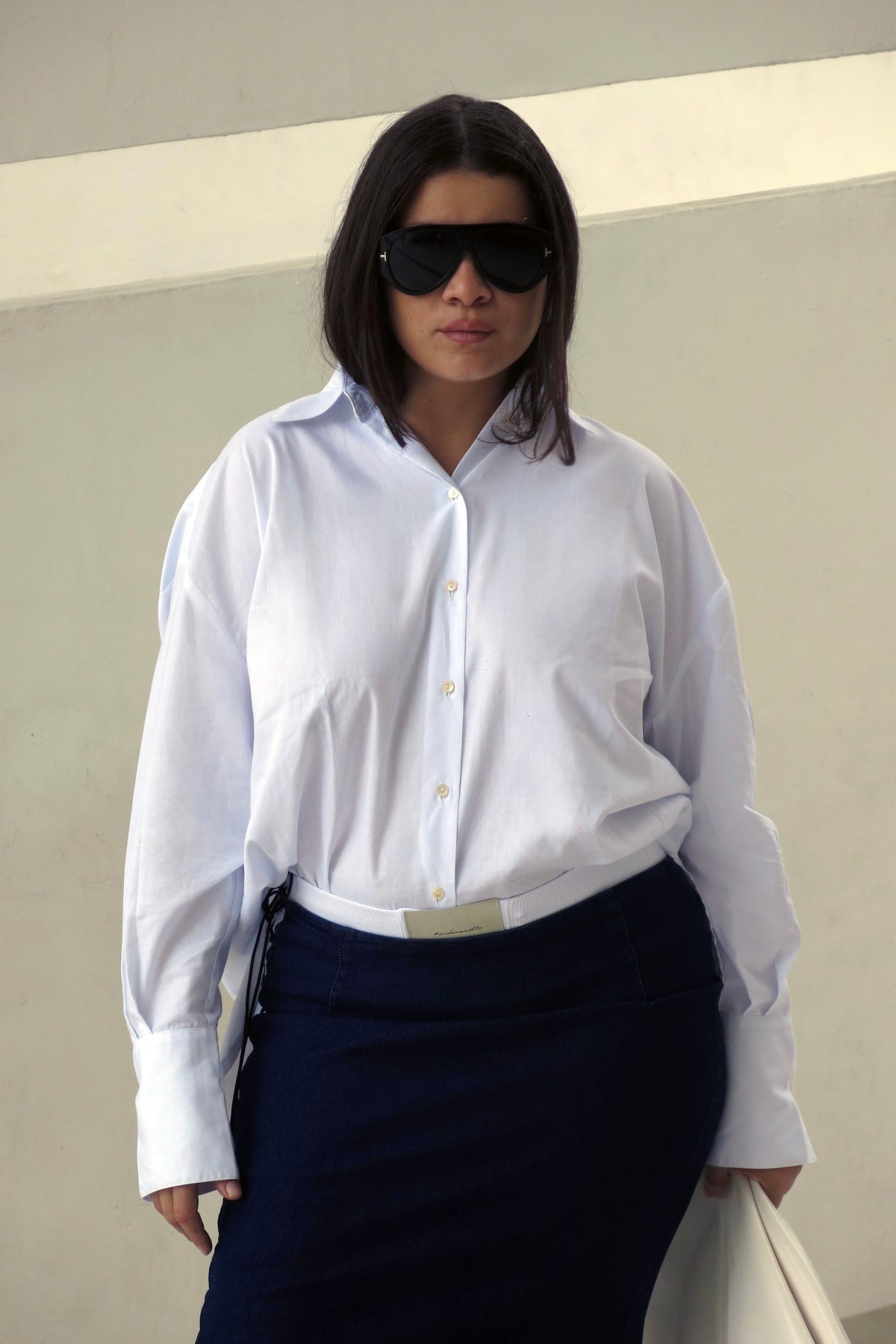 Modelo usando Camisa Oversized Split Costas Branca Karoline Vitto