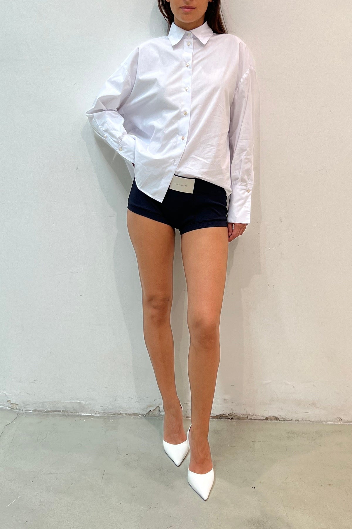 Modelo usando Camisa Oversized Split Costas Branca Karoline Vitto