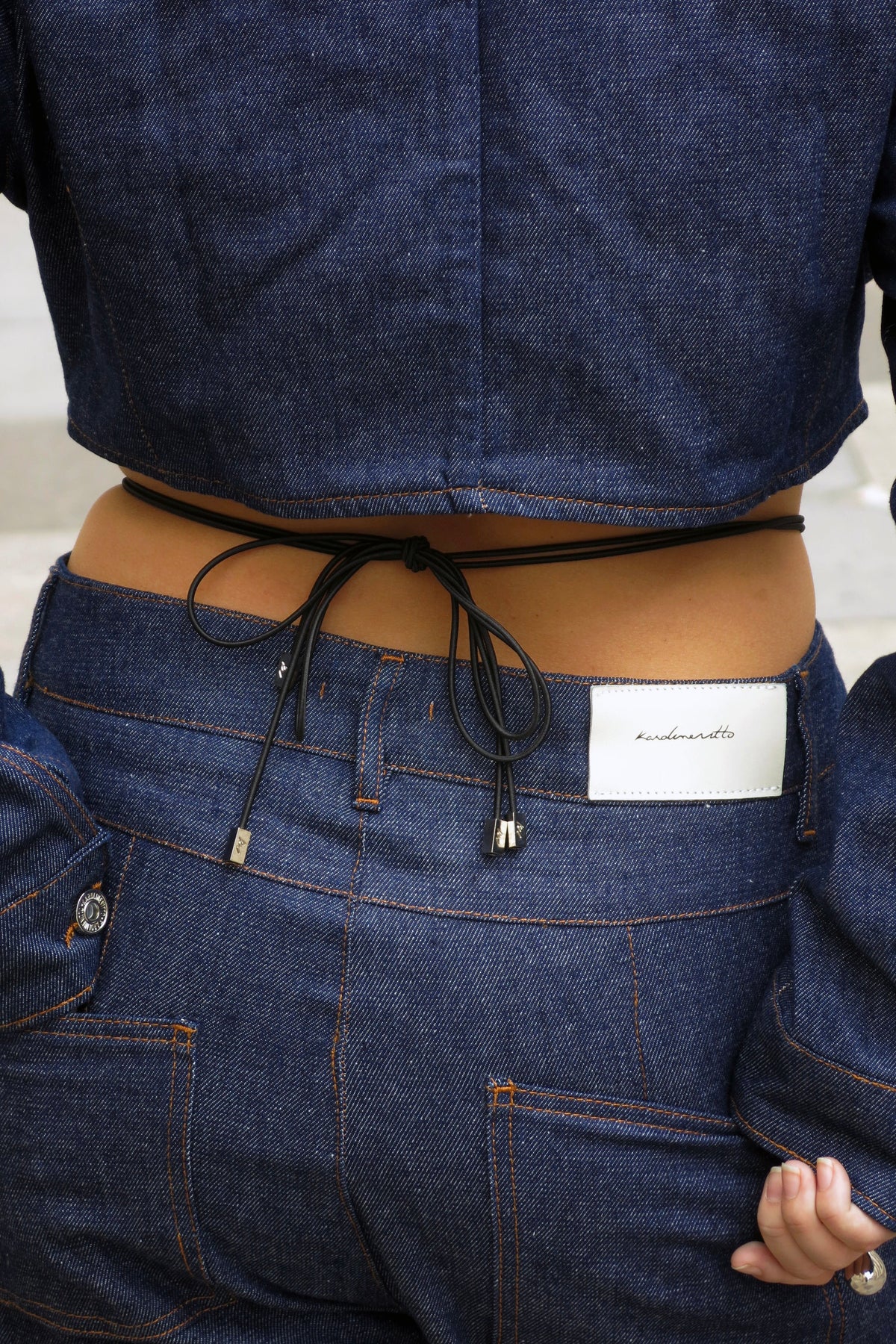 Detalhe traseiro da Jaqueta Jeans Corset e Calça Jeans Recortes Karoline Vitto