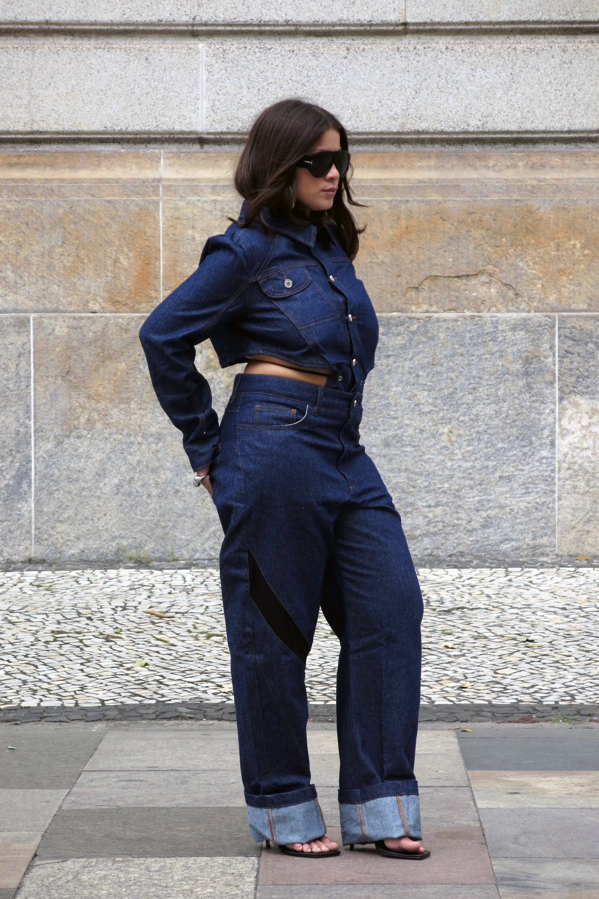 Modelo usando Jaqueta Jeans Corset e Calça Jeans Recortes Karoline Vitto em editorial externo