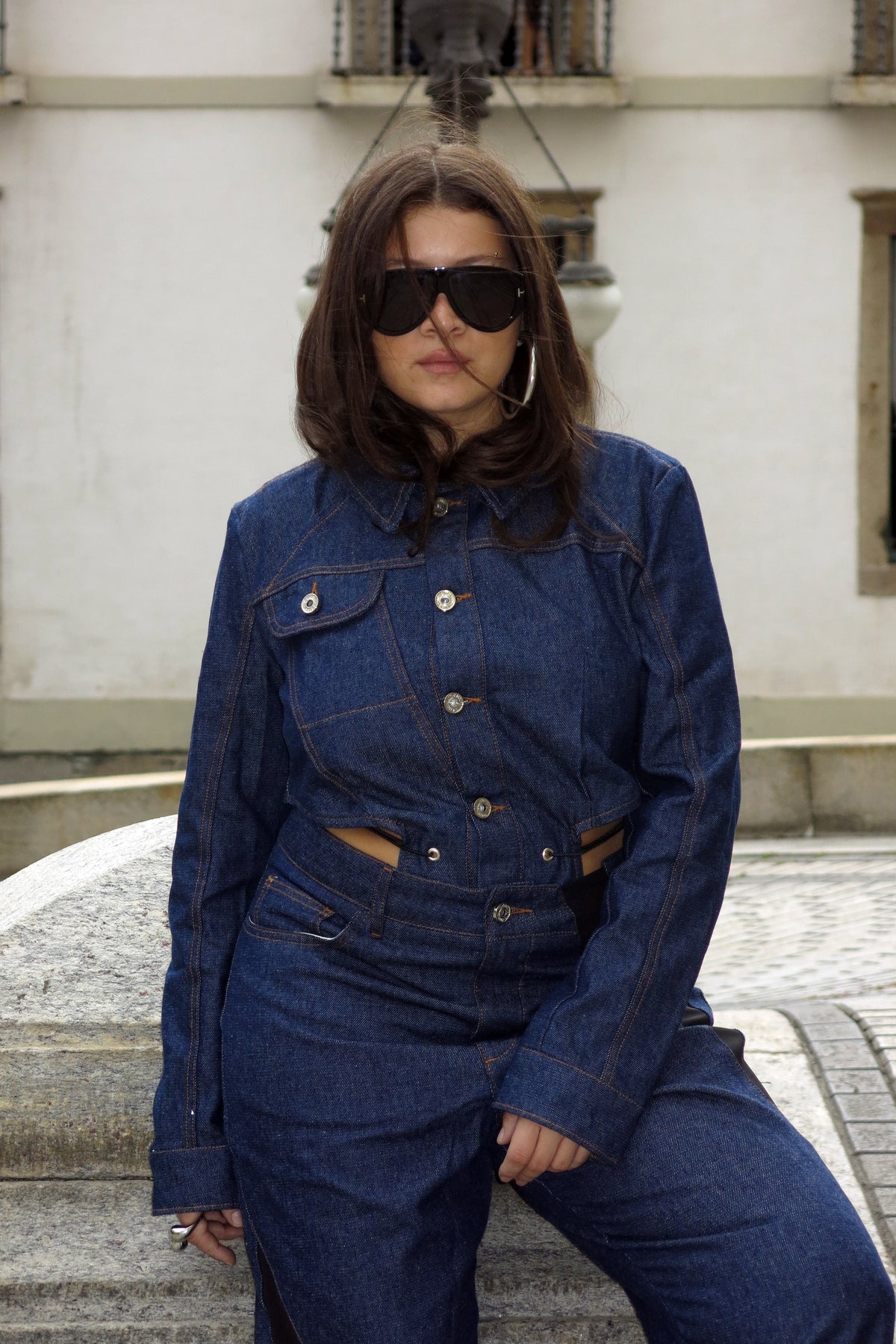 Modelo usando Jaqueta Jeans Corset e Calça Jeans Recortes Karoline Vitto em editorial externo