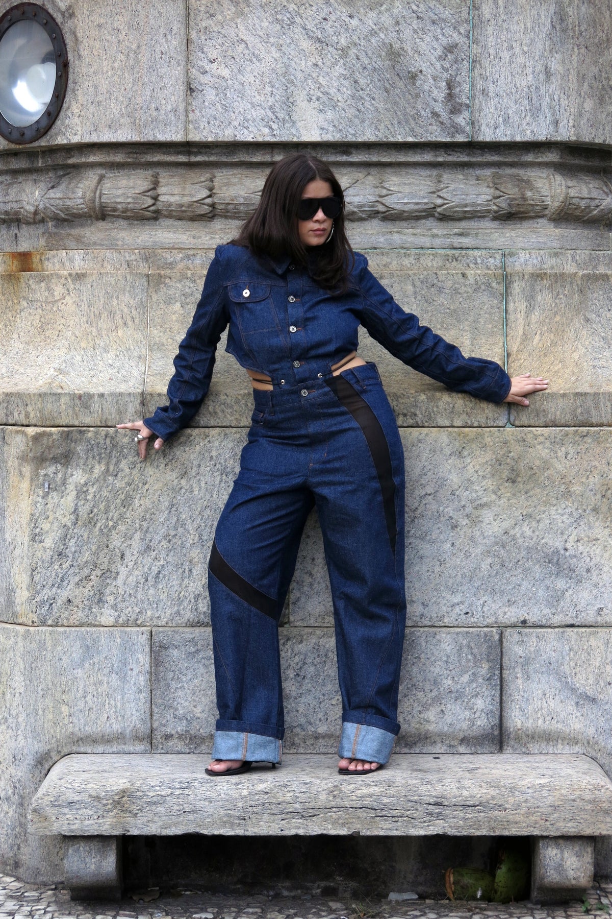 Modelo usando Jaqueta Jeans Corset e Calça Jeans Recortes Karoline Vitto em editorial externo
