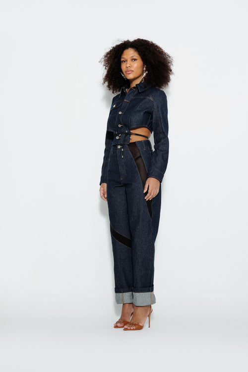 Modelo usando Jaqueta Jeans Corset e Calça Jeans Recortes Karoline Vitto, vista lateral