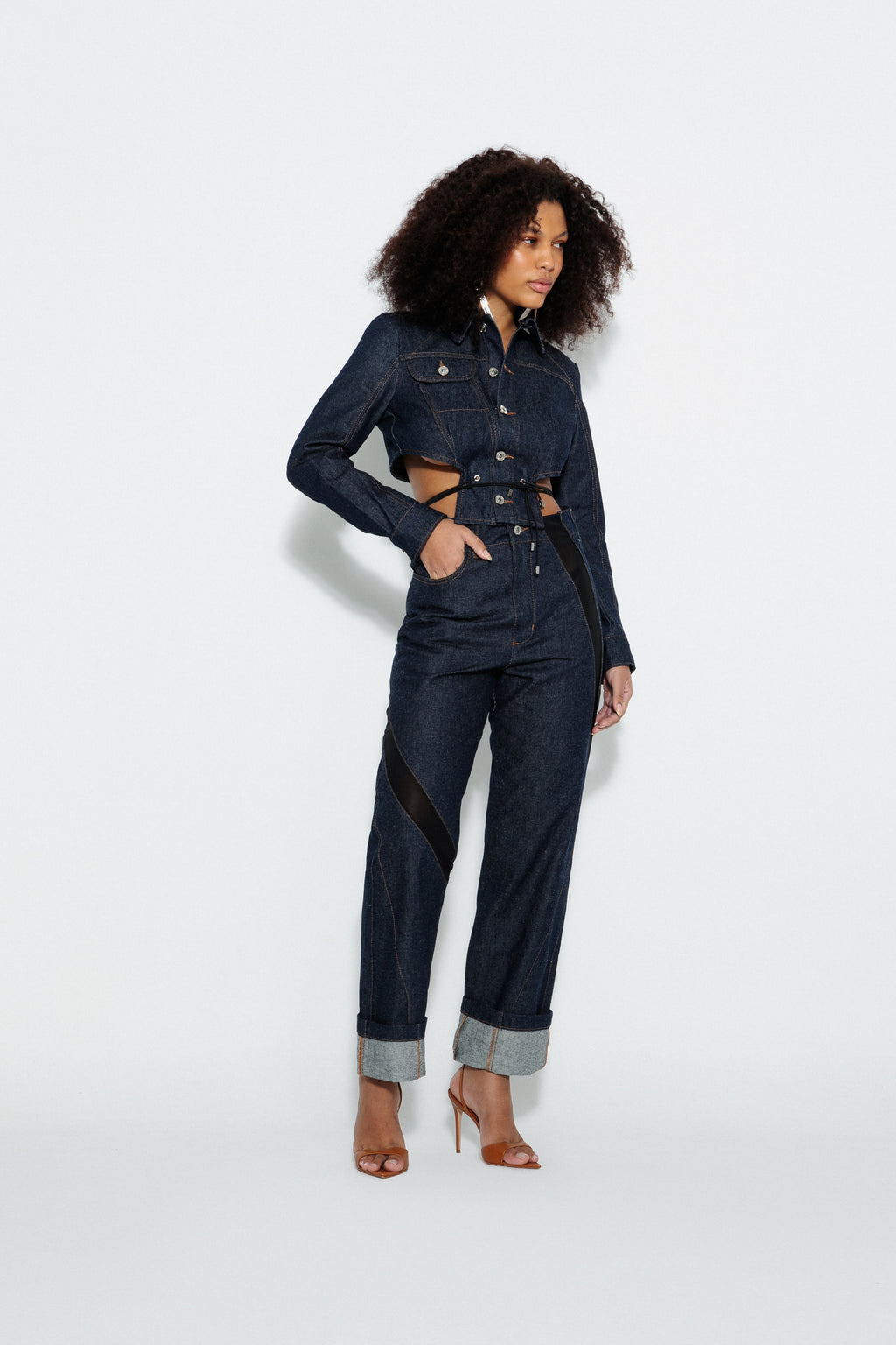 Modelo usando Jaqueta Jeans Corset e Calça Jeans Recortes Karoline Vitto