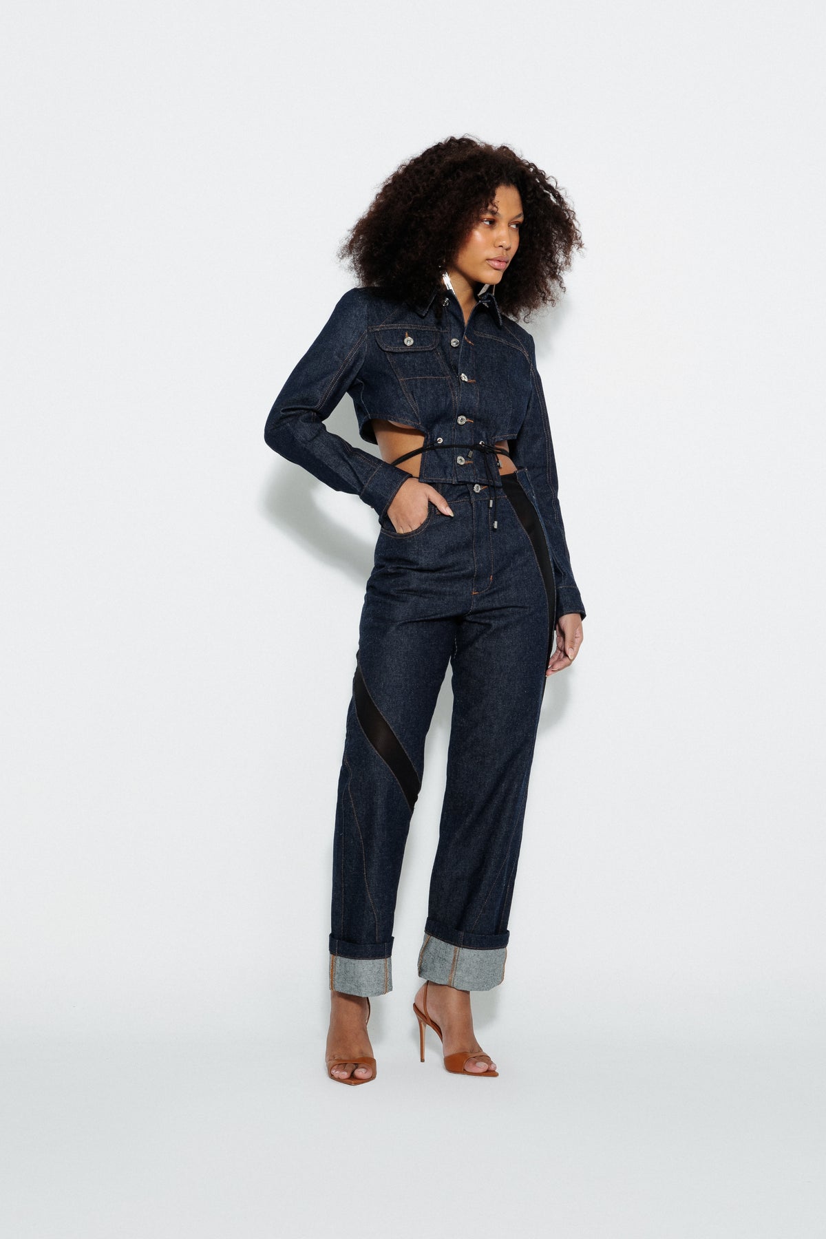 Modelo usando Jaqueta Jeans Corset e Calça Jeans Recortes Karoline Vitto