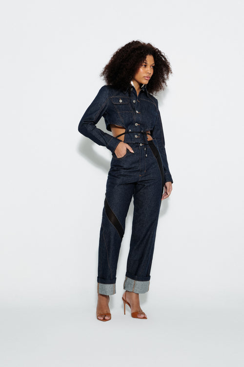 Modelo usando Jaqueta Jeans Corset e Calça Jeans Recortes Karoline Vitto