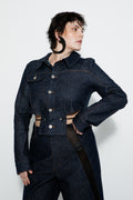Modelo usando Jaqueta Jeans Corset Karoline Vitto, detalhe frontal